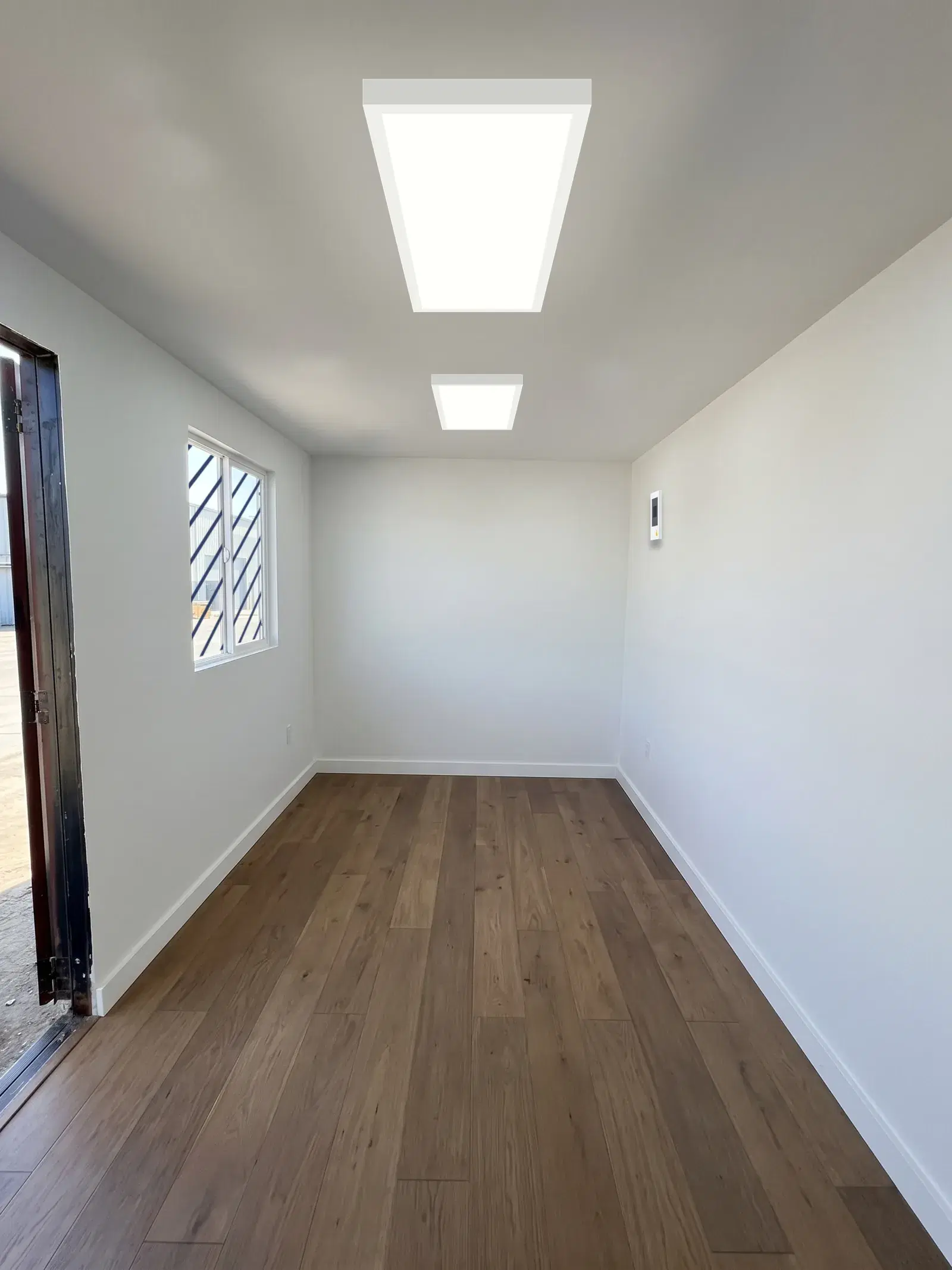 Interior del contenedor de 20 pies con piso laminado, pared revestida y paneles LED