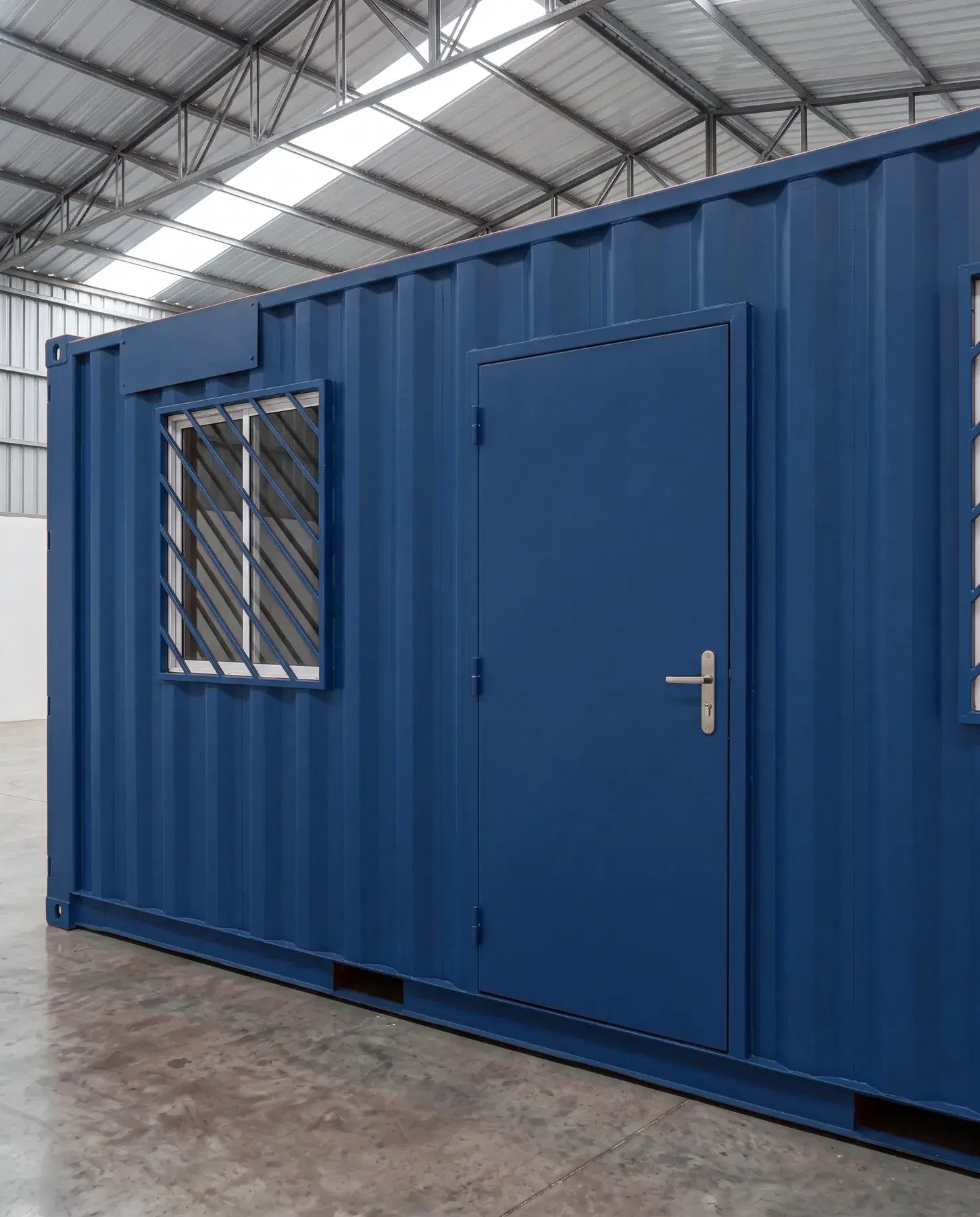 Detalle de la puerta con cerradura y la ventana con reja del módulo container