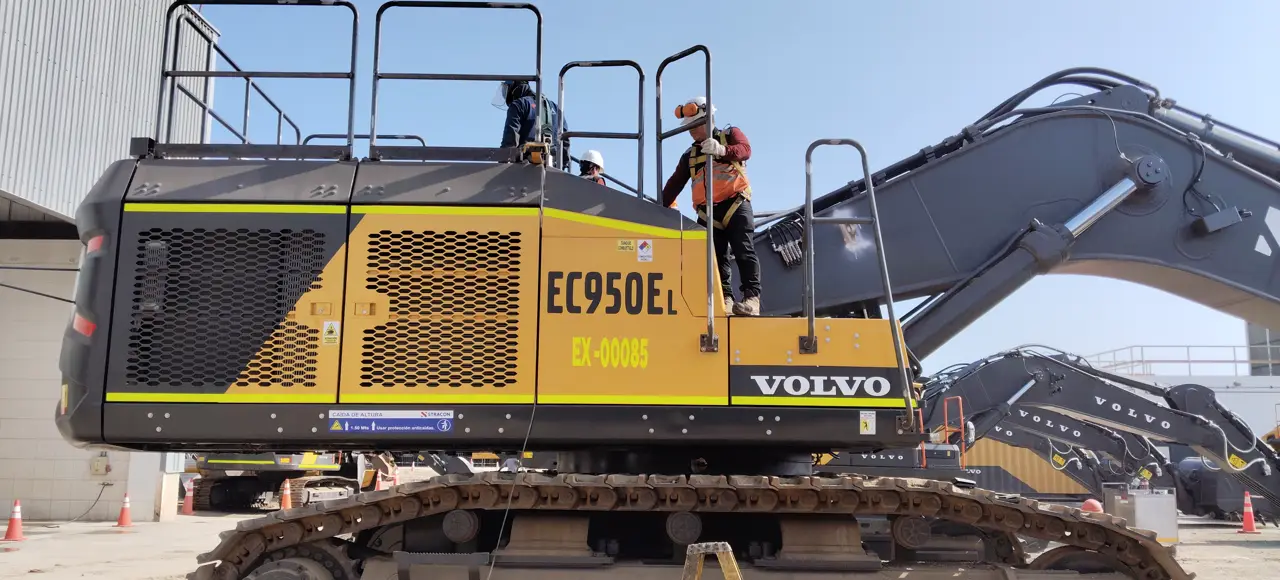Excavadora de gran tonelaje en operación minera